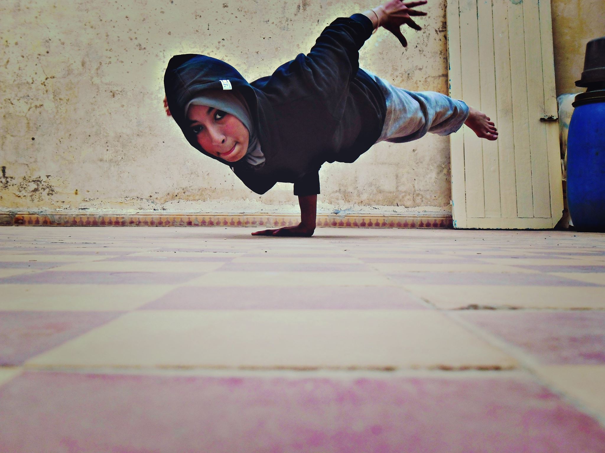 Fatima Mouzon single hand stand